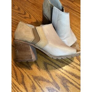 Women's size 10 brown tan peep toe leather sandals Sorel